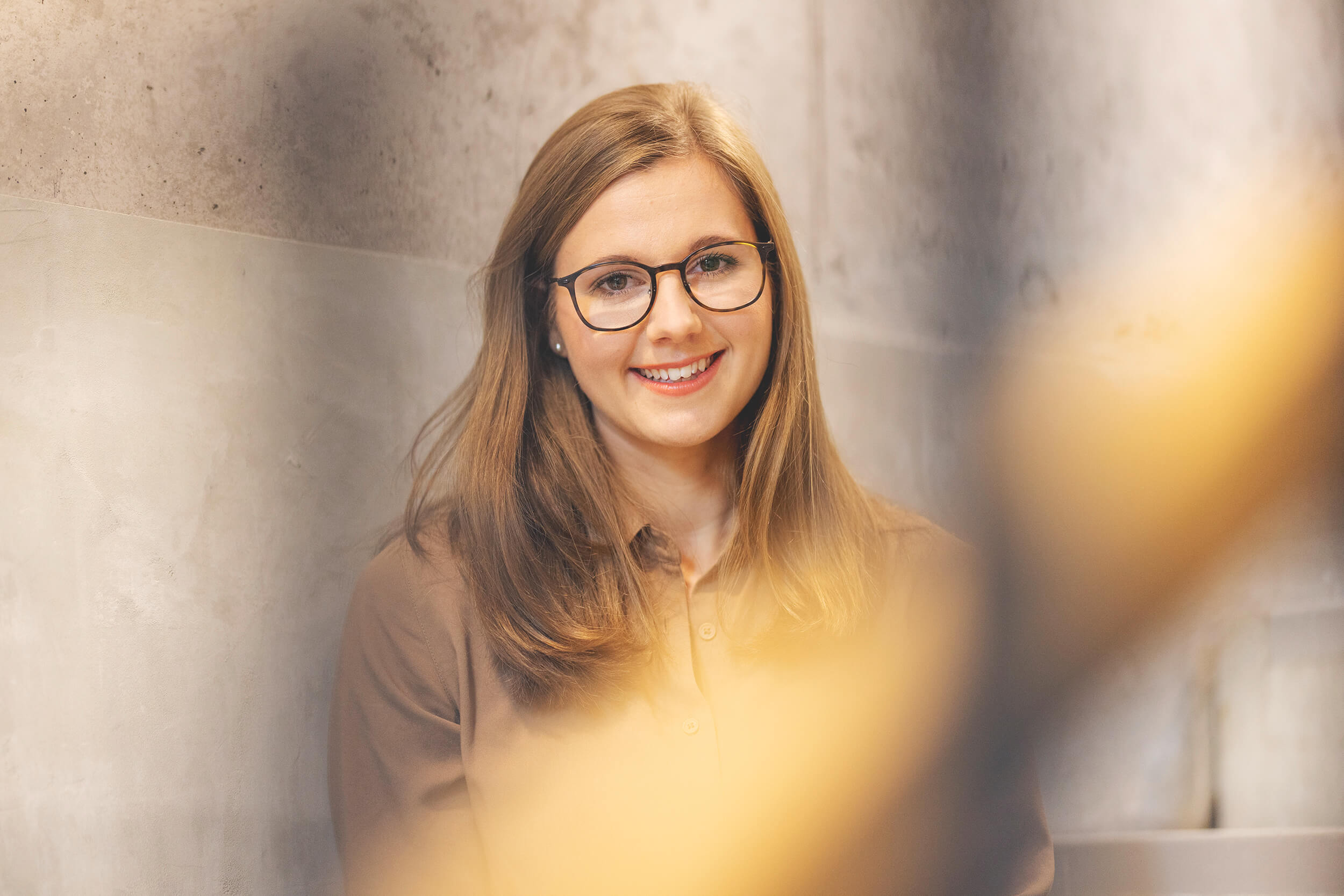 Anna Glimm sitzend im Treppenhaus