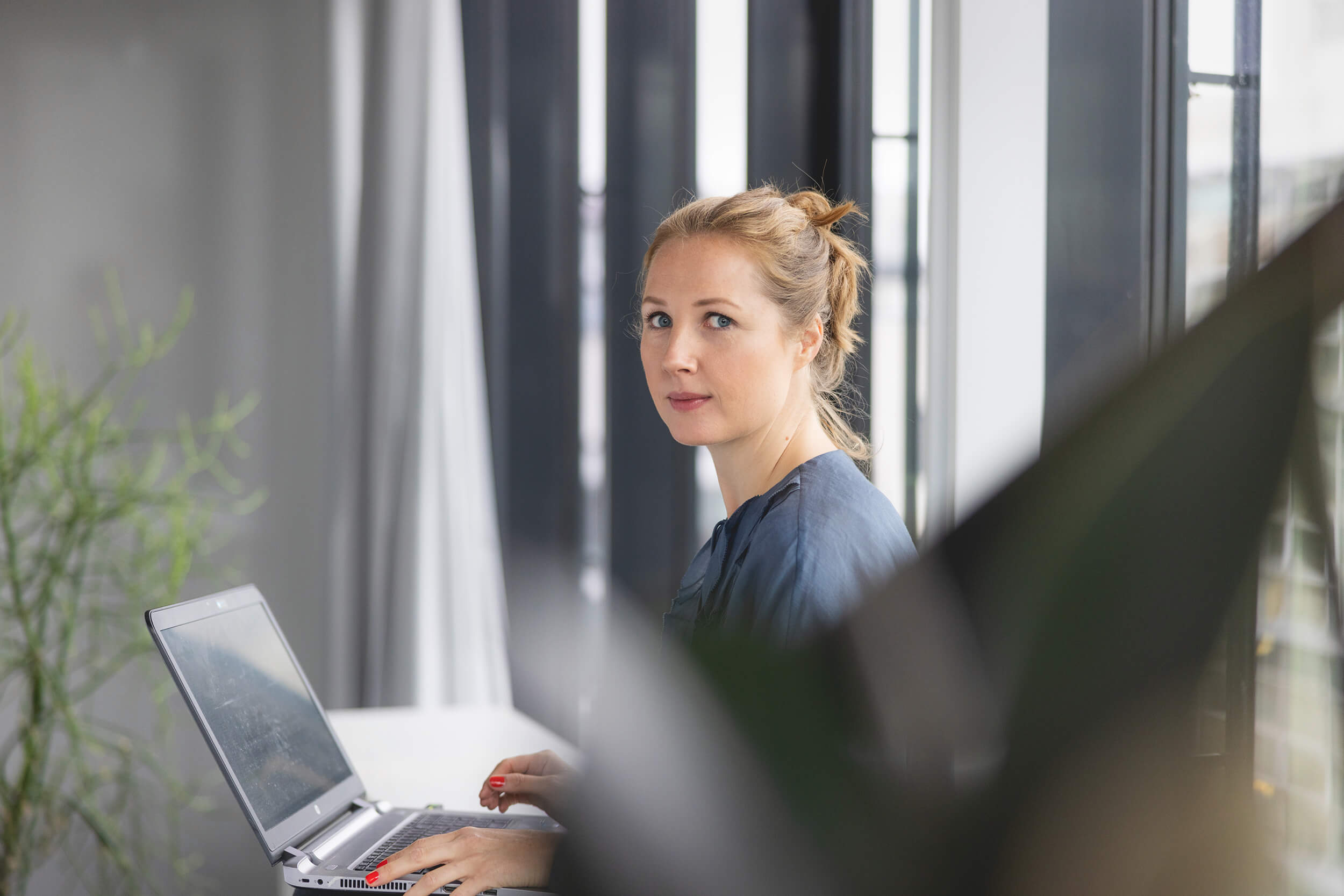 Steuerberaterin Catharina Alberding im Homeoffice am Notebook