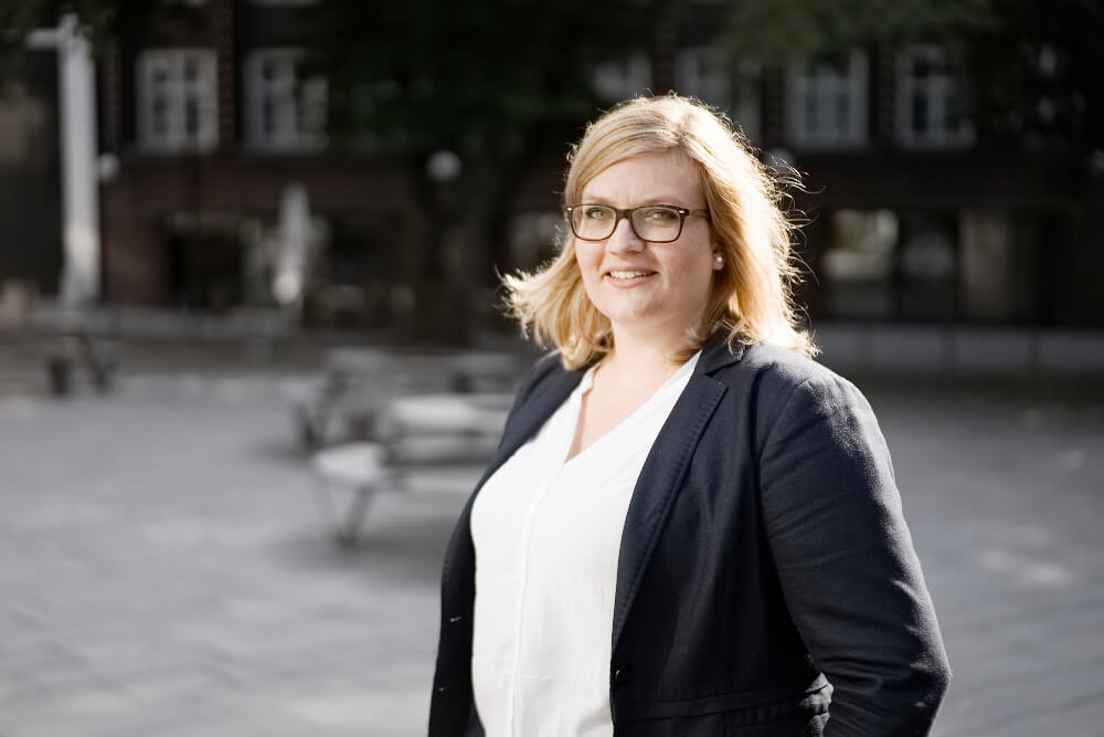 Frederike Dorland draußen in der Sonne vor dem Büro