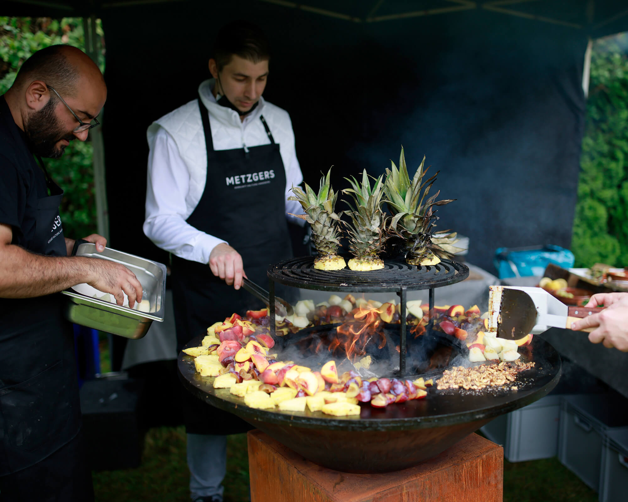 Großer Grill mit Obst Ananas Dessert