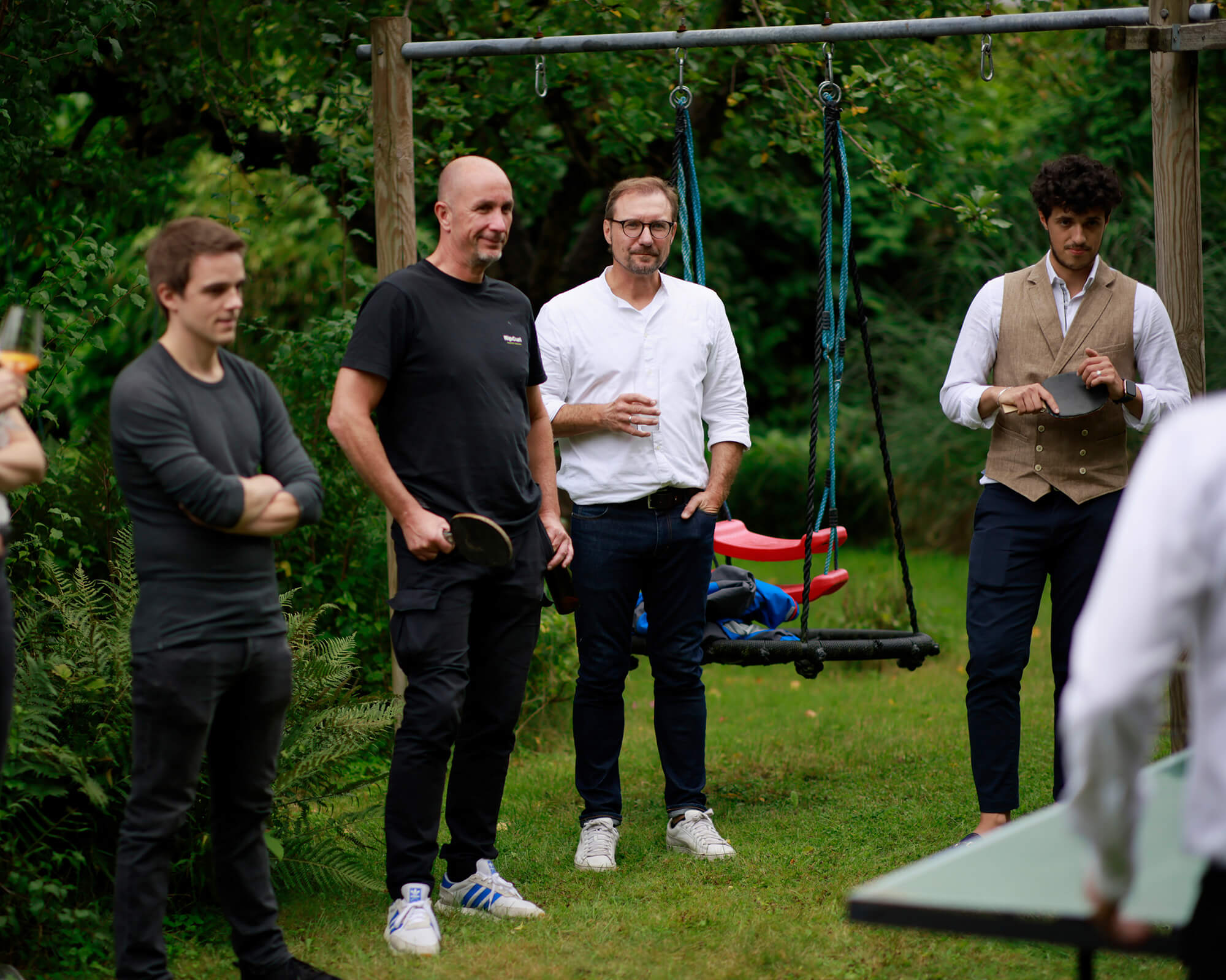 HERATAX Sommerfest Tischtennis Runde - Mitarbeiter warten bis das Finale vorüber ist.