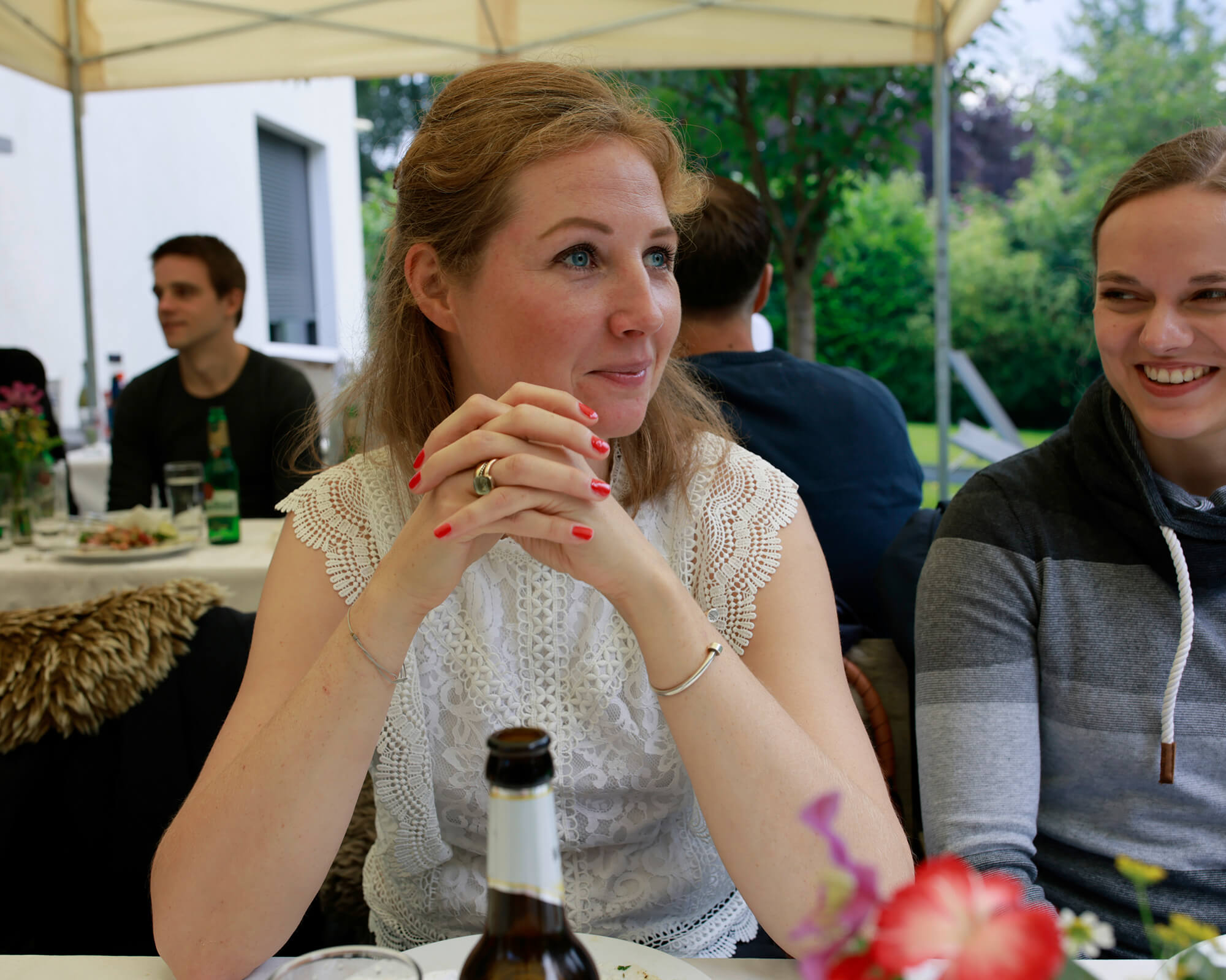 Mitarbeiterinnen sitzen am Tisch beim Essen