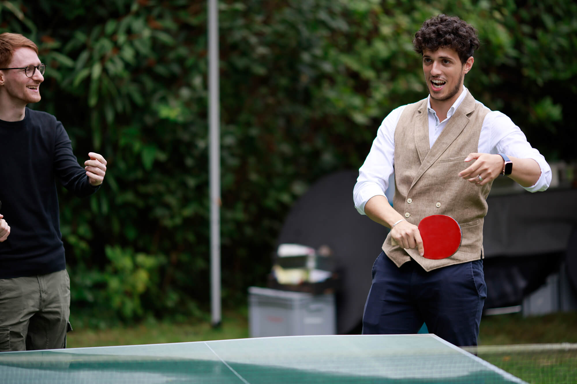 Mitarbeiter haben Spaß beim Tischtennis