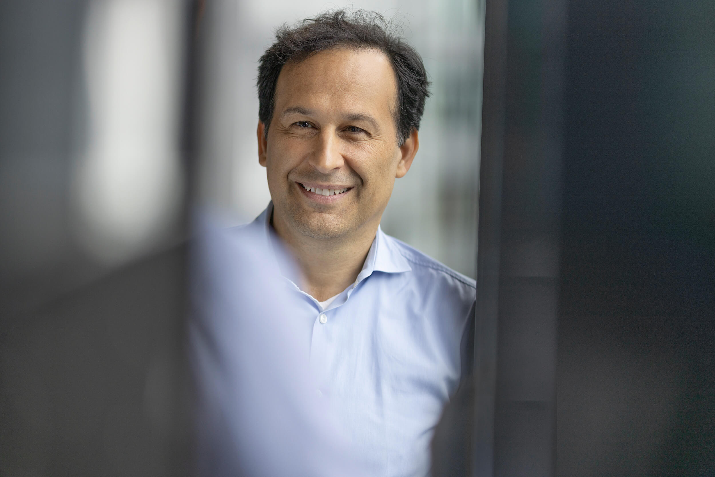 HERATAX Partner Durica Radenovic Steuerberater Hamburg Partner Durica Radenovic am Fenster lächelnd