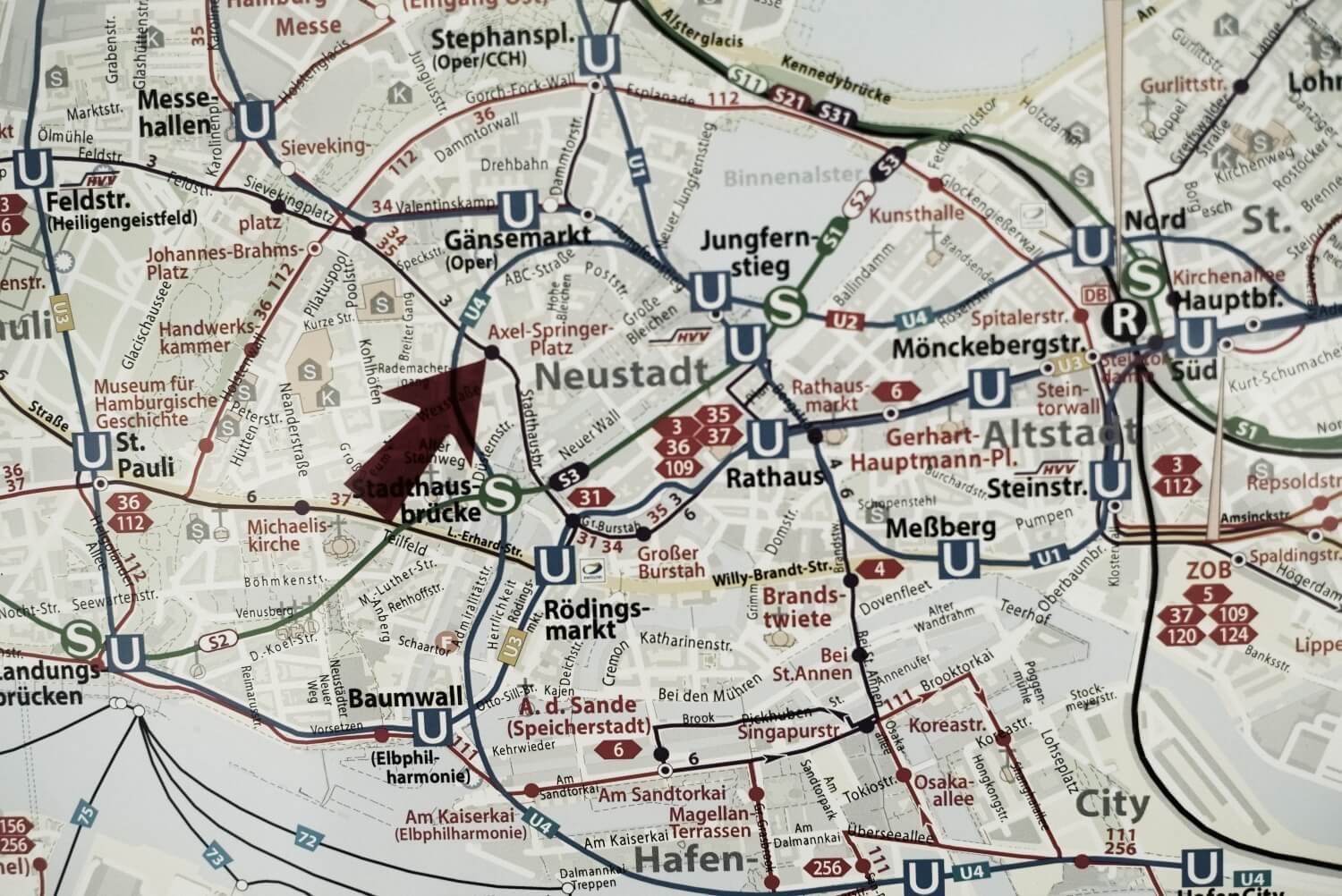 Stadtplan Hamburg an Bushaltestelle mit Pfeil vor Büro von HERATAX