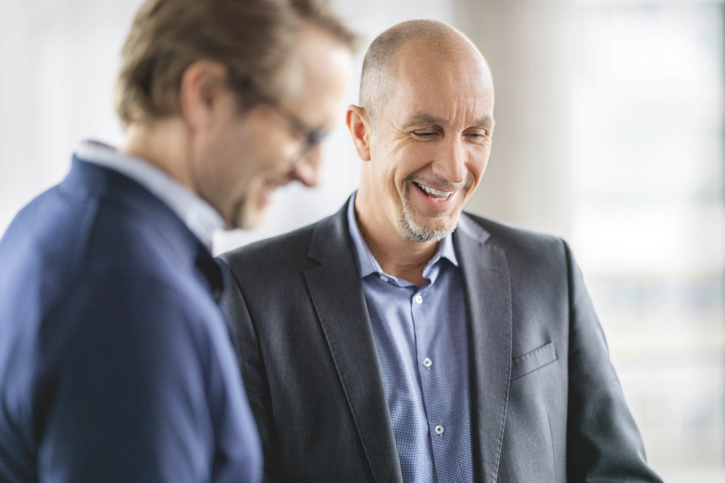 Partner Robert Heiss im Mandantengespräch lachend