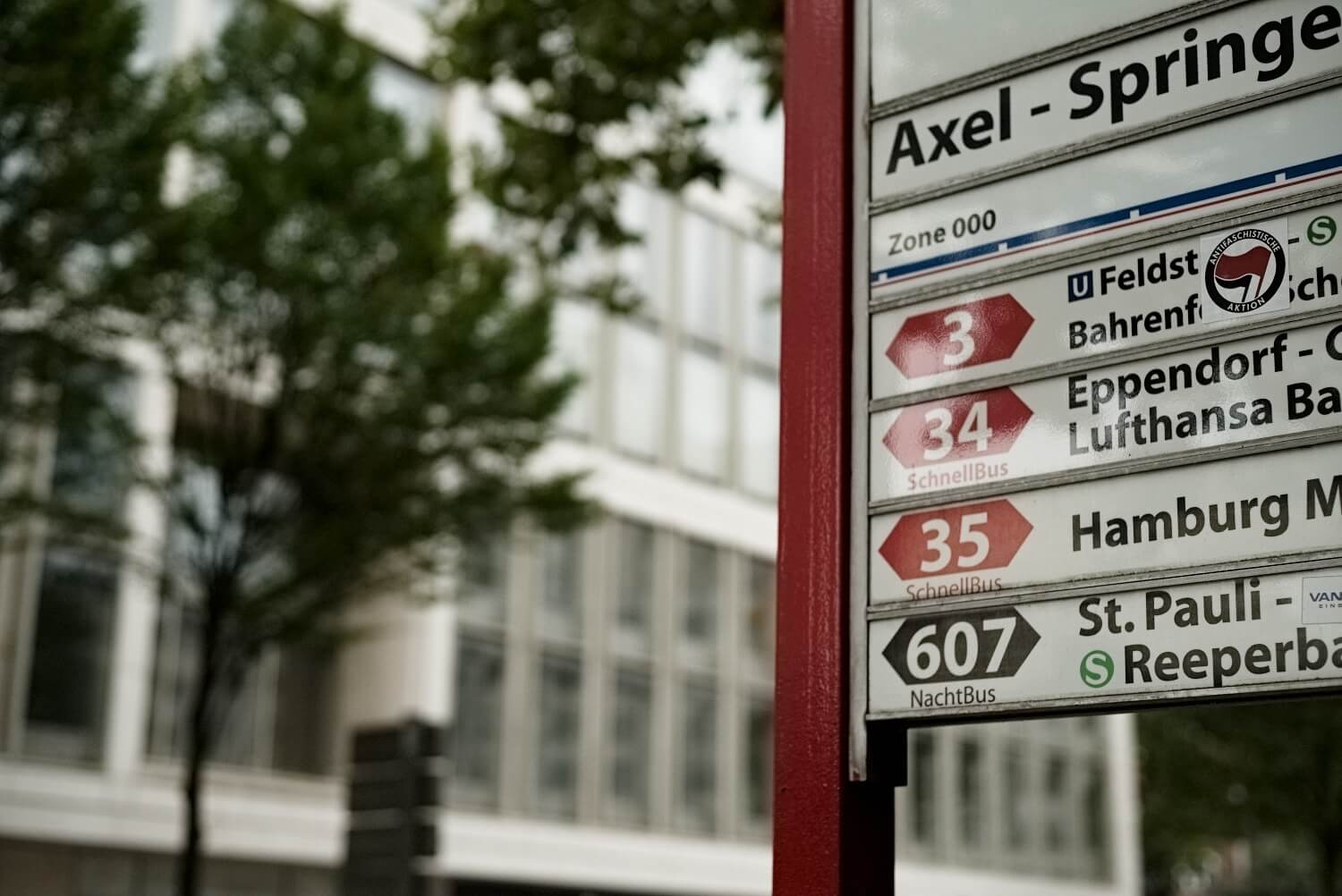 Bushaltestelle Schild Axel Springer Platz vor dem HERATAX Office