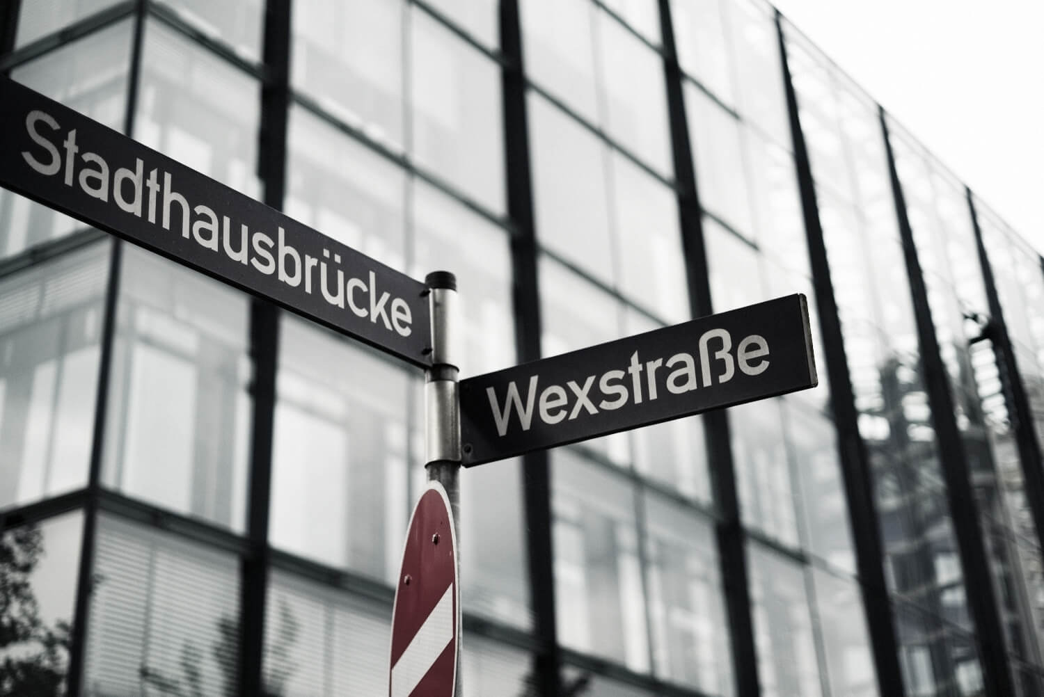 Straßenschilder Wexstraße und Stadthausbrücke um die Ecke vom Büro