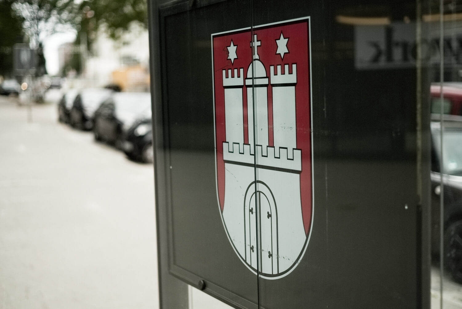 Hamburg wappen an Bushaltestelle vor dem Büro