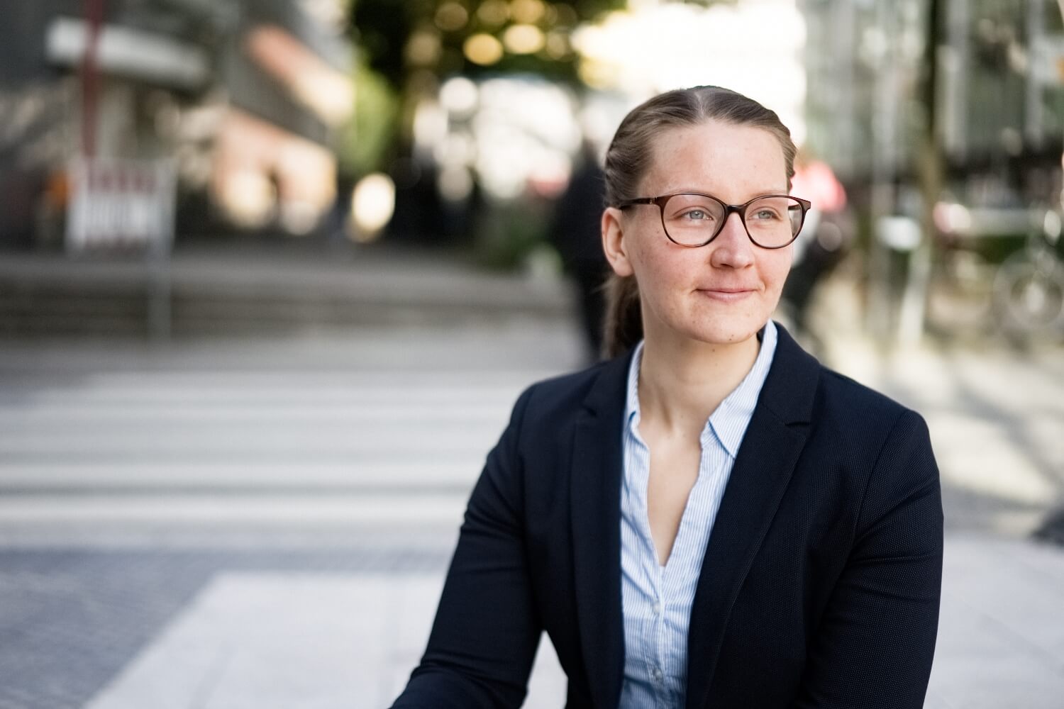 Steuerbearterin Nina Koepken vor dem Büro draußen