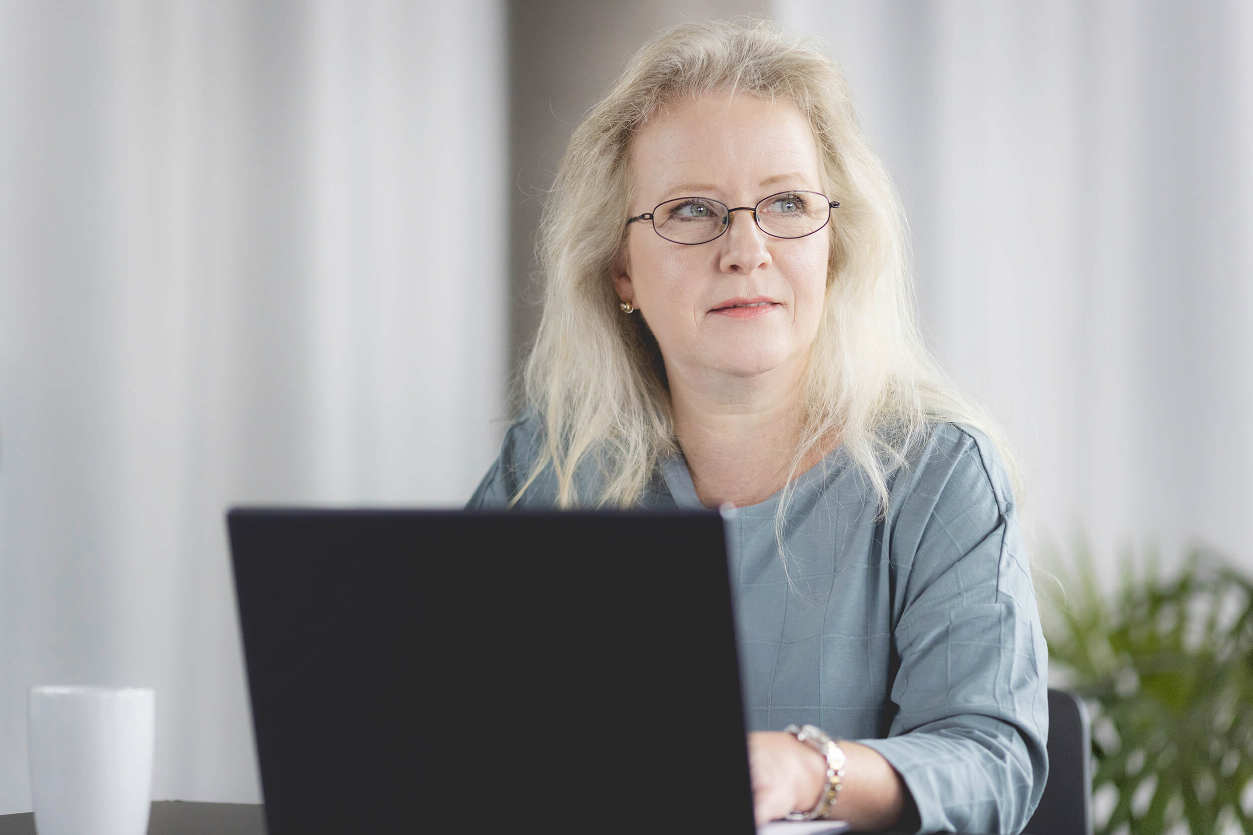 Petra Willing Steuerfachangestellte HERATAX Hamburg Mitarbeiterin am Notebook im Büro