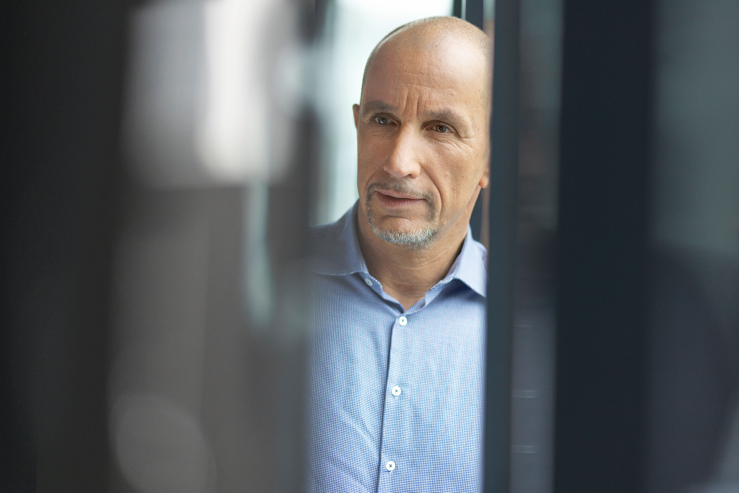 Robert Heiss Steuerberater Partner HERATAX Hamburg Innenstadt Partner Robert Heiss am Fenster nachdenklich