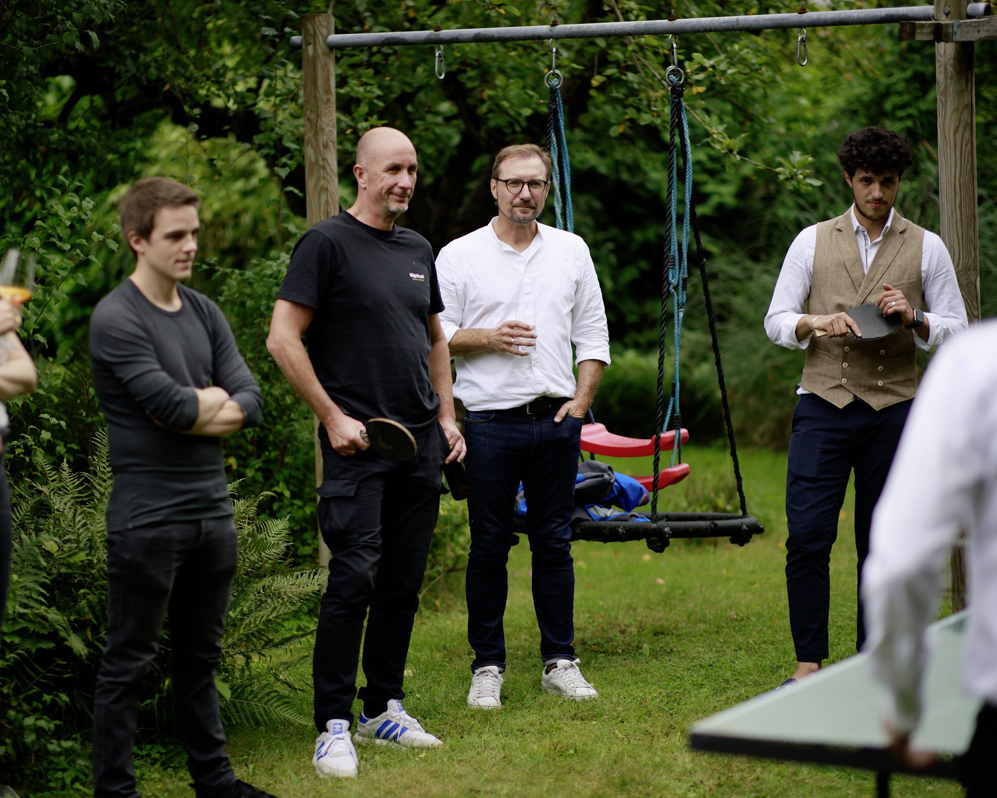ETL HERATAX Sommerfest Geschäftsführer Robert Heiss und Oliver Lindloff mit weiteren Mitarbeitern bei einer Ansprache