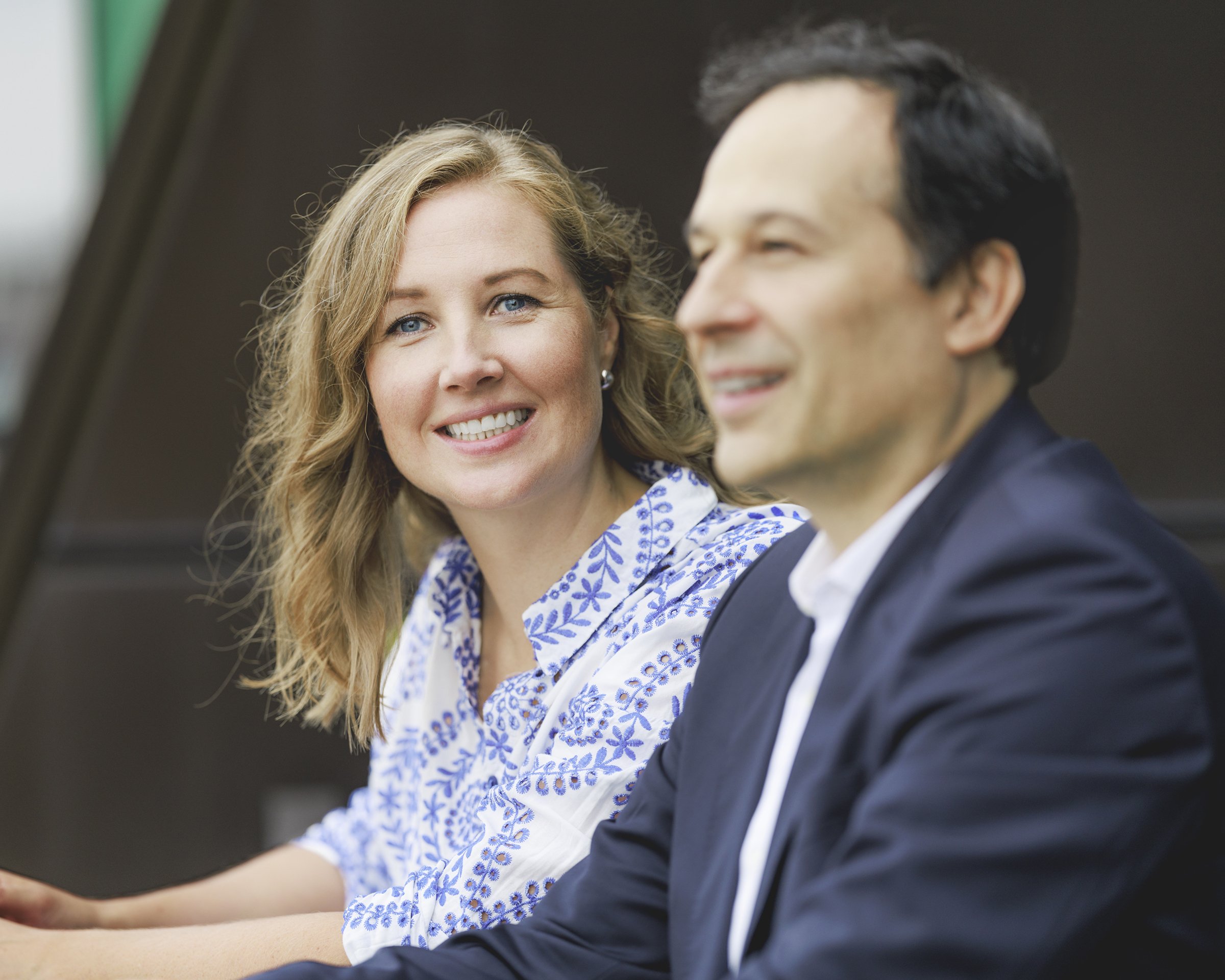 Catharina Albering und Durica Radenovic auf dem Balkon über Hamburg