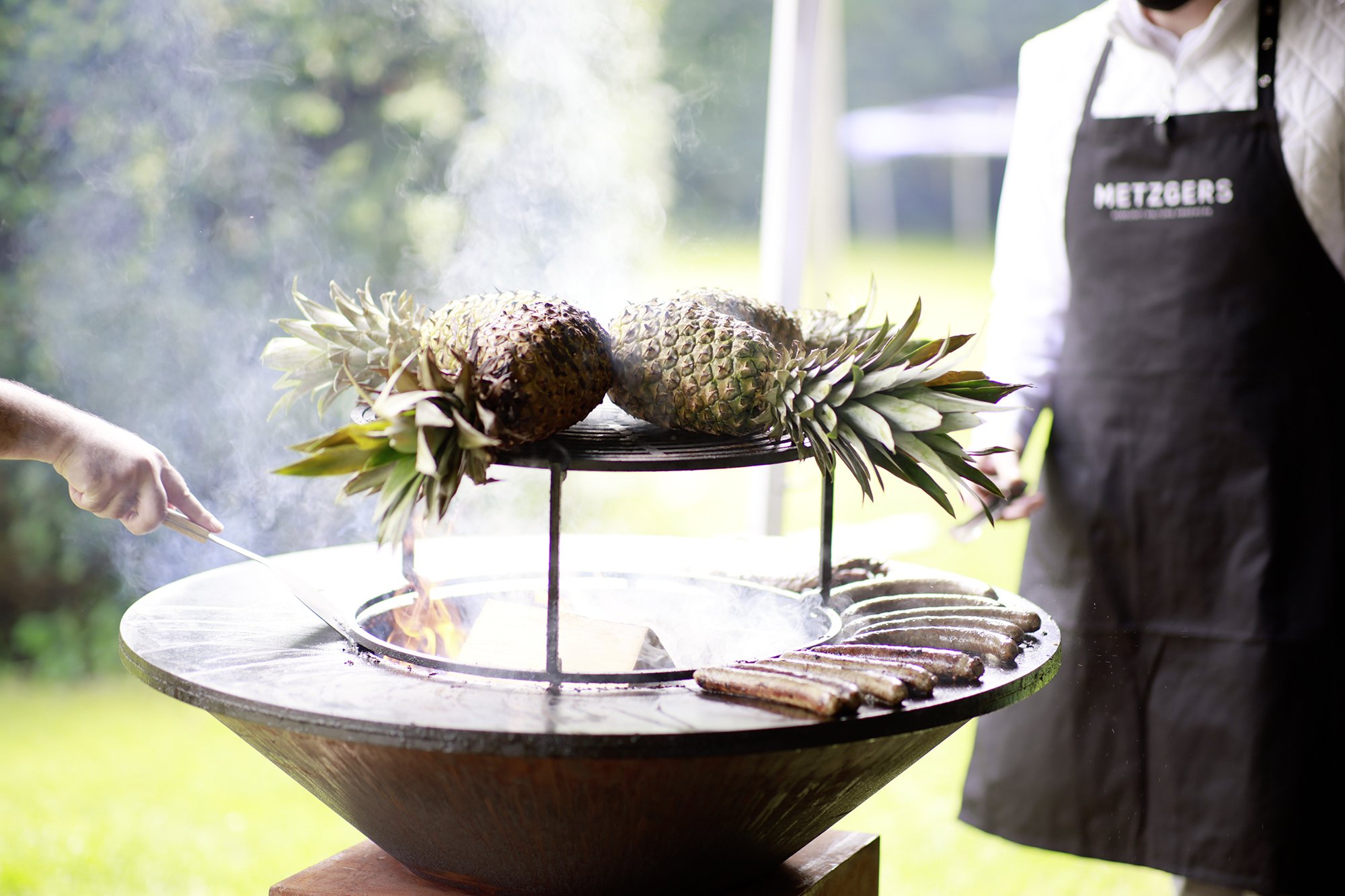 Sommerfest ETL HERATAX ganze Ananas auf dem Grill
