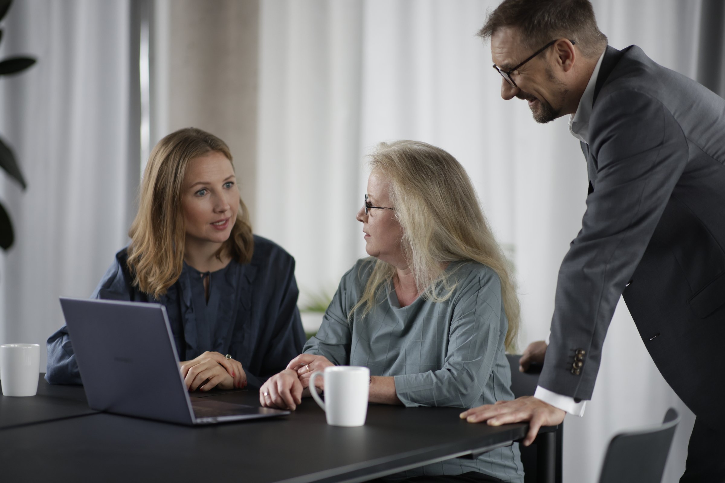 3 Mitarbeiter zusmamen am PC im Konfernezraum