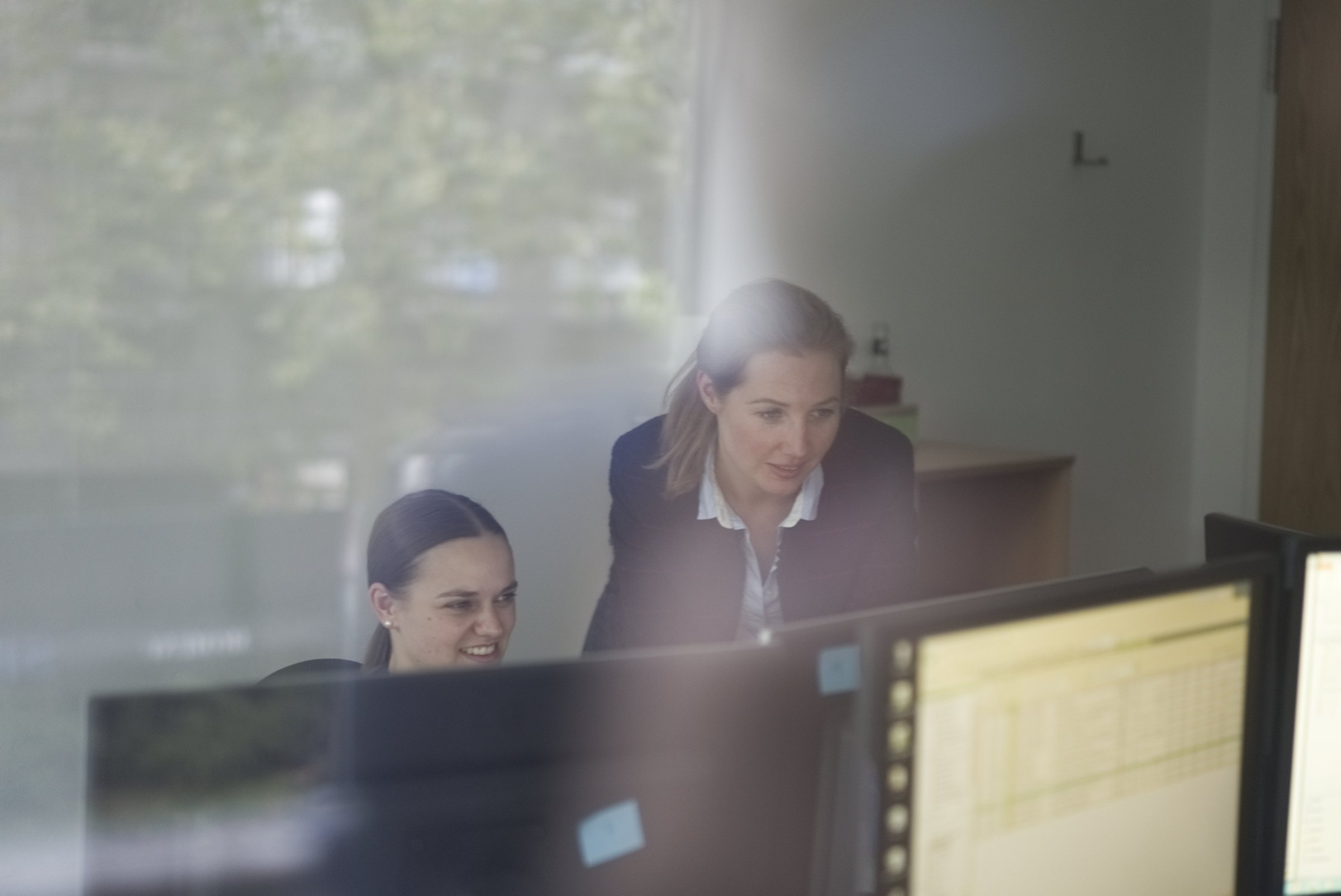 Geschäftsfüherin Sara-Lena Kagens und Steuerberaterin Catharina Alberding gemeinsam vor dem Computerbildschirm