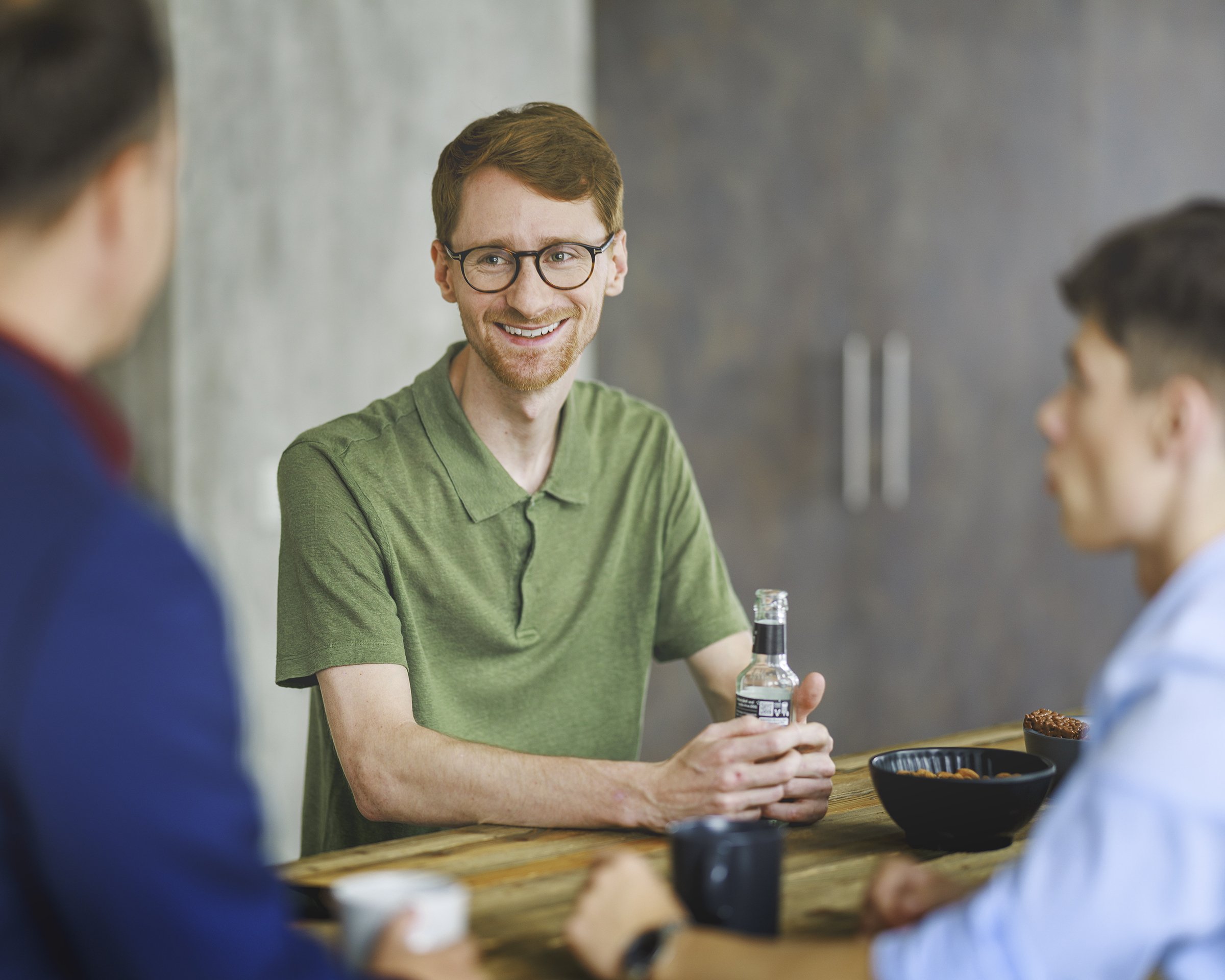Jan Maximilian Lemmermann im kreise von Mitarbeitern in der Pause