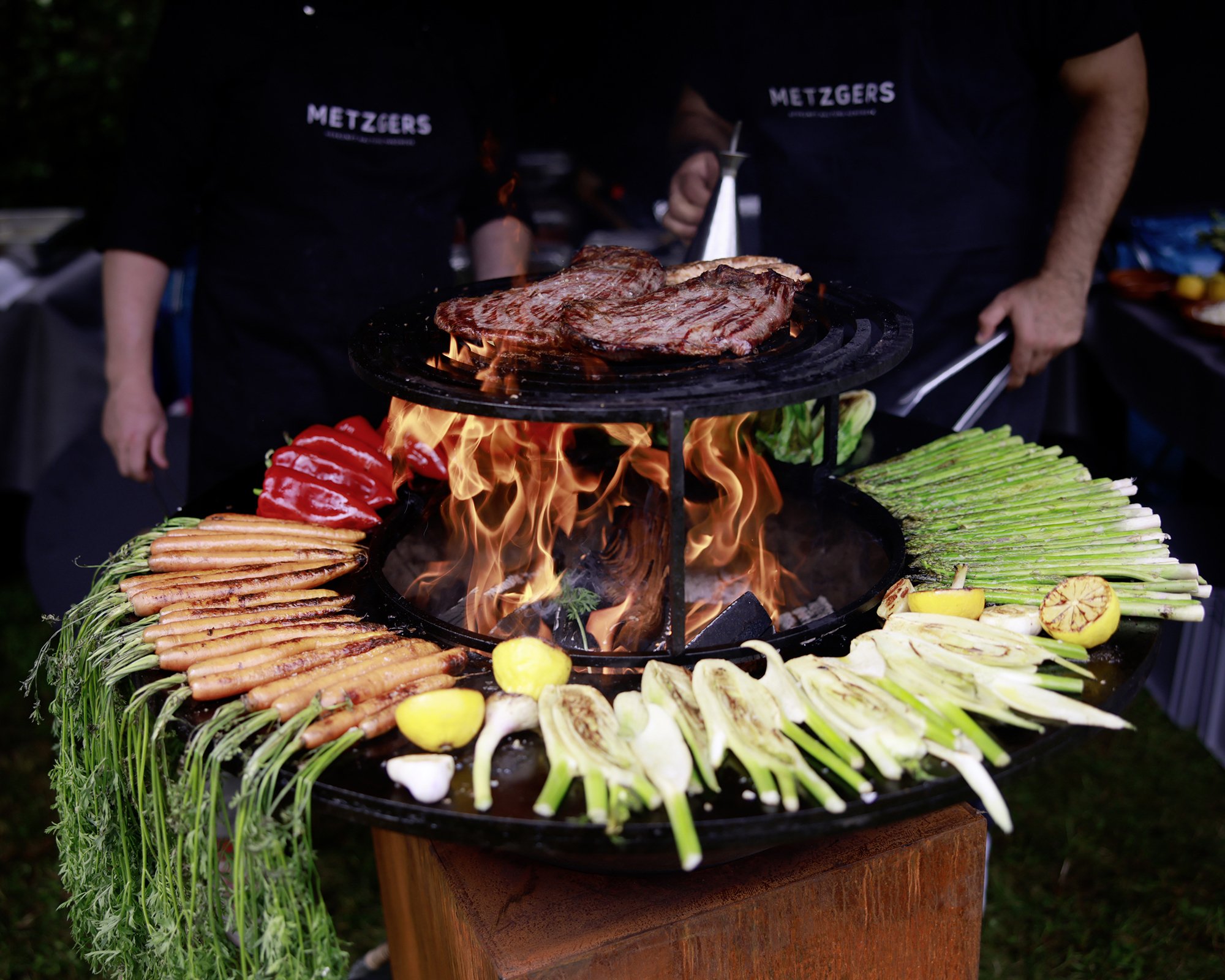 Sommerfest ETL HERATAX großer Rundgrill mit viel Gemüse