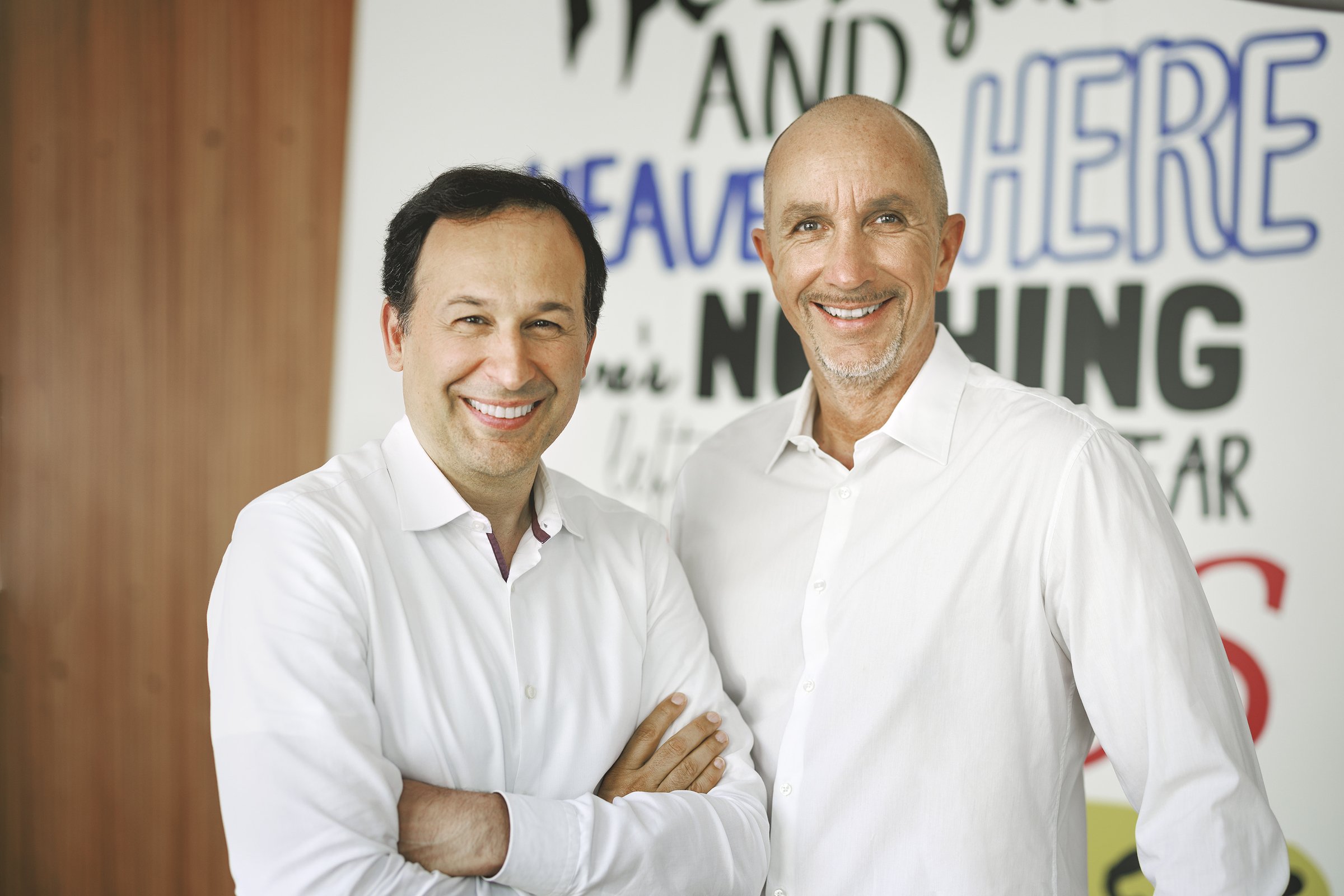 Geschäftsführer Robert Heiss und Durica radenovic entspannt im weißen Hemd lächelnd 